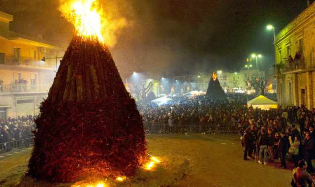 Centinaia di alti fal sparsi per le vie di Castellana:  la suggestiva e "infuocata" Festa delle Fanove